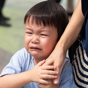 孩子犯錯時邊哭邊討抱抱，幼幼班老師卻說先抱是肯定他錯的行為？親子教育專家羅寶鴻這樣說