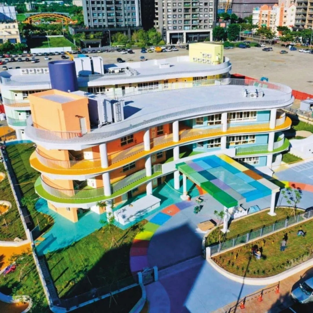 竹北幼兒園驚傳虐童，以棉被將孩子如壽司般捲起，限制行動，家長經常發現孩子身上有傷