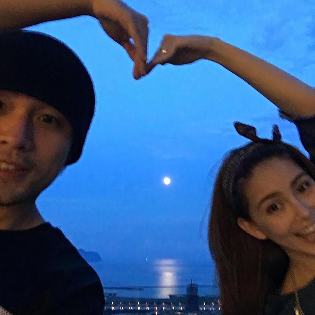 昆凌曬照分享十周年婚姻心得：「生活雖然忙亂得像一陣風，但我不會用任何東西去交換這一切！」