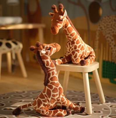 IKEA 玩偶再添新成員！草原動物搬進房間，長頸鹿寶寶、狐獴與軟Q河馬一起陪伴親子探險