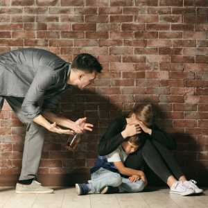 妳以為孩子看妳被先生罵一定會同情妳？呂秋遠律師分析：他可能會瞧不起妳，學會罵妳，往後也這樣對待另一半
