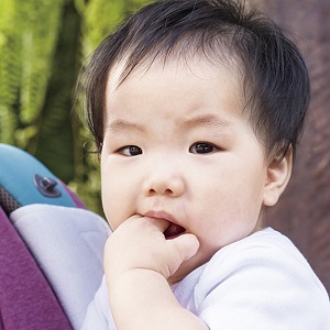 好不容易戒了奶嘴又吃手手......兒科醫：戒吃手和戒奶嘴不一樣，2歲半前後方法也不同！