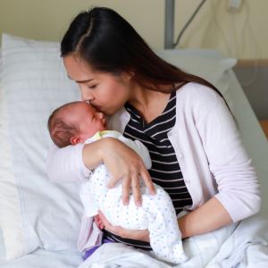 公公婆婆別來醫院！產後太狼狽，媳婦堅持有權做出讓自己快樂、舒適的決定。網友正反意見激辯