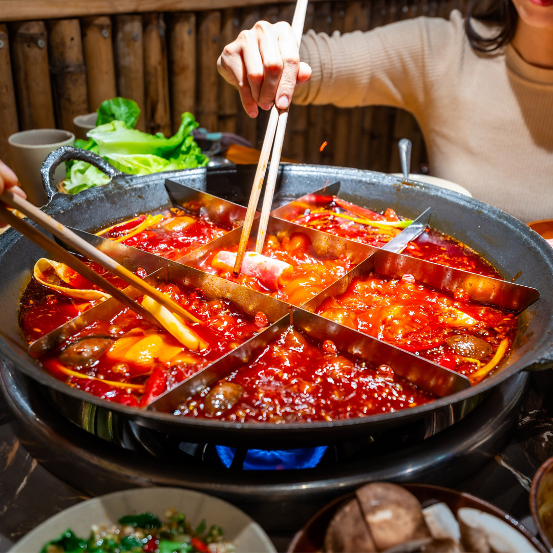 火鍋沾醬、湯頭、自助吧藏健康炸彈！小心越好吃疾病越愛，3族群吃鍋負擔上身
