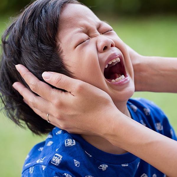孩子在幼兒園被打了！爸媽是哪一派？「理性教養派」，還是「直接反擊派」