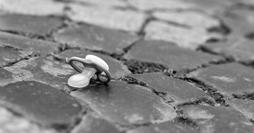 新北1歲兒在檳榔攤被母親呼巴掌、拿掃把痛毆，還被丟飛，社會局緊急安置