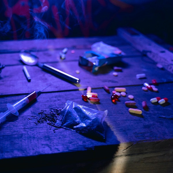 癮犯不管了！無良父母當孩子面狂吸毒，5歲童體內毒品濃度竟「破萬」