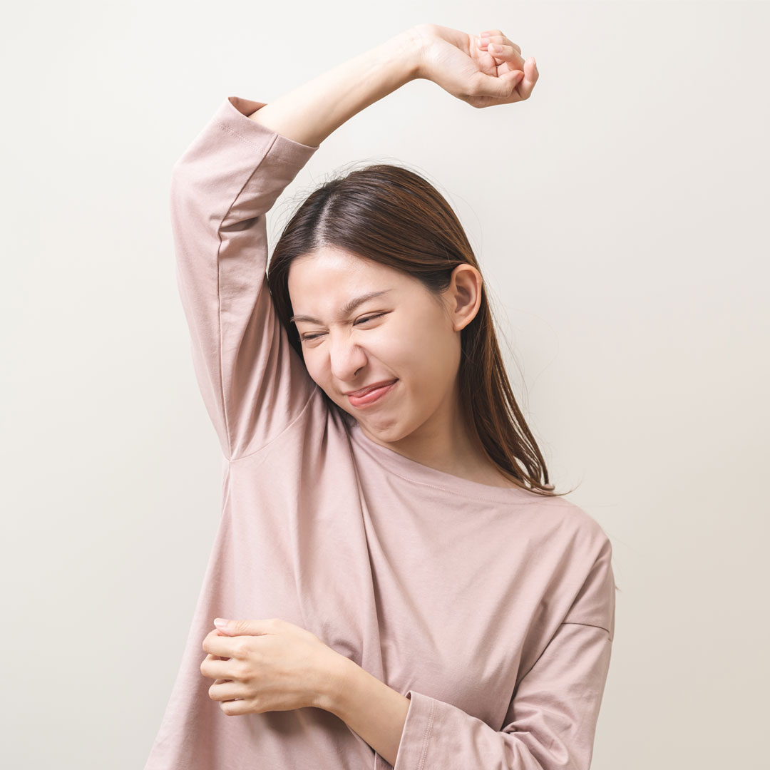 耳朵濕濕的人容易有狐臭？日本研究揭「1基因」影響：這並不是迷信
