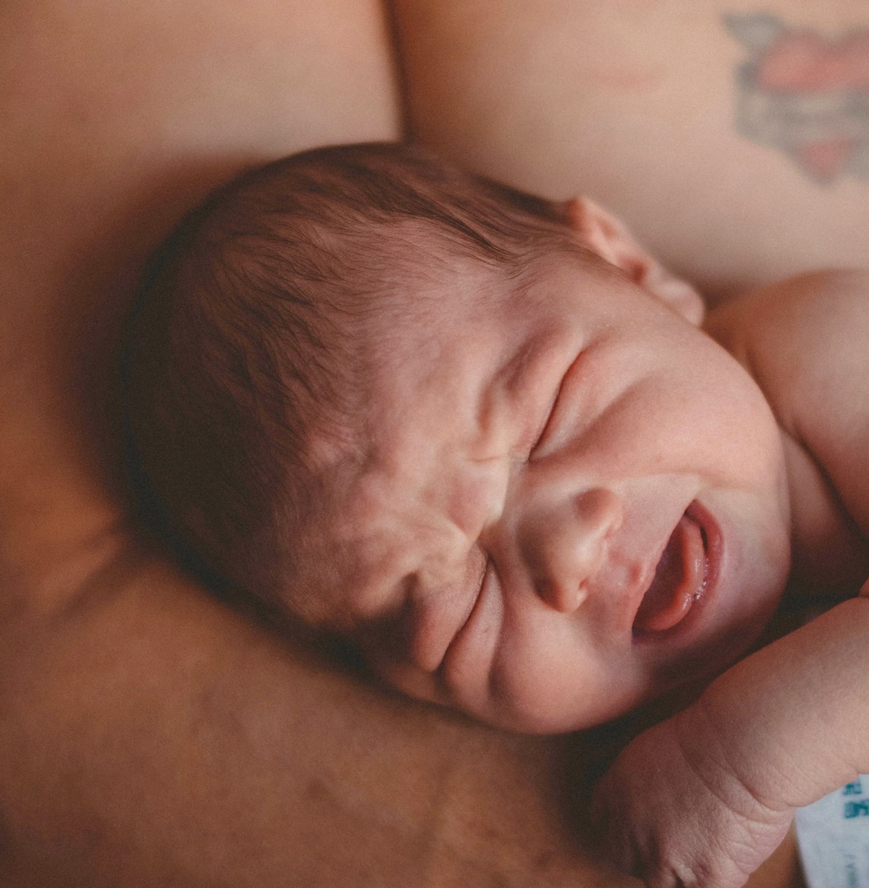 1歲幼嬰慘遭熱水半身燙傷！爸爸痛心疾首，罵完外傭就聽到孩子淒厲哭聲，母親傷心不已：需要植皮補救