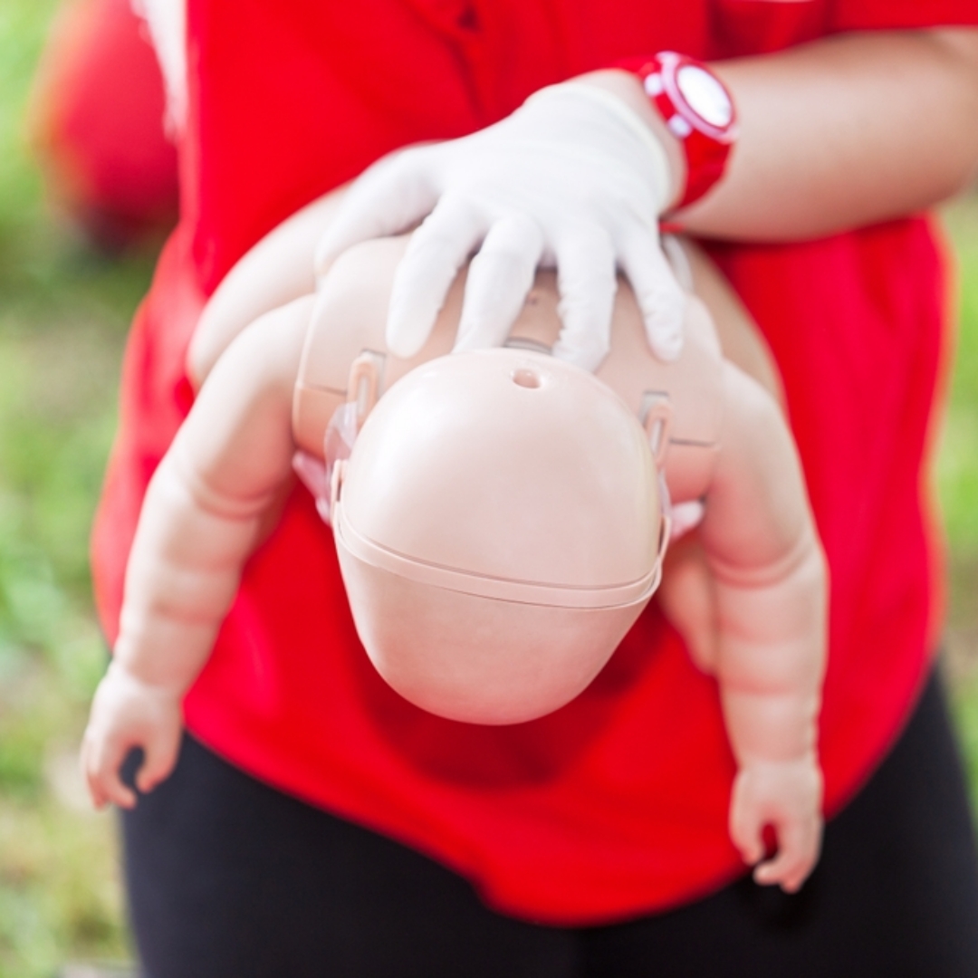 守護孩子的黃金救命時刻，醫師告訴你嬰幼兒「哈姆立克法」和「CPR」要訣