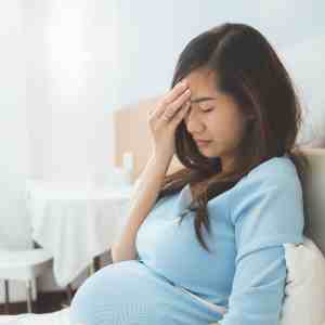懷孕頭痛怎麼辦？8招舒緩頭痛不適，出現「這些」症狀請立即就醫！