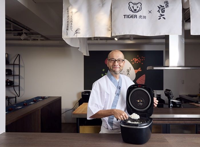 吃出米飯旗艦級美味！ 日本虎牌TIGER × 米其林飯糰始祖「淺草宿六」聯手登台，現捏飯糰香氣滿滿