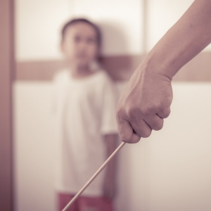 9 成民眾曾在外看到家長打小孩！兒盟公開「常發生家暴的公共場合排行榜」，百貨公司最常見