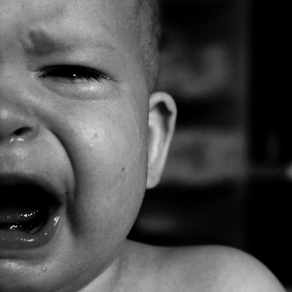 為什麼嬰兒哭聲如此尖銳令人難以忽視？科學實證：是為了「自救」而非故意令人感到不舒服