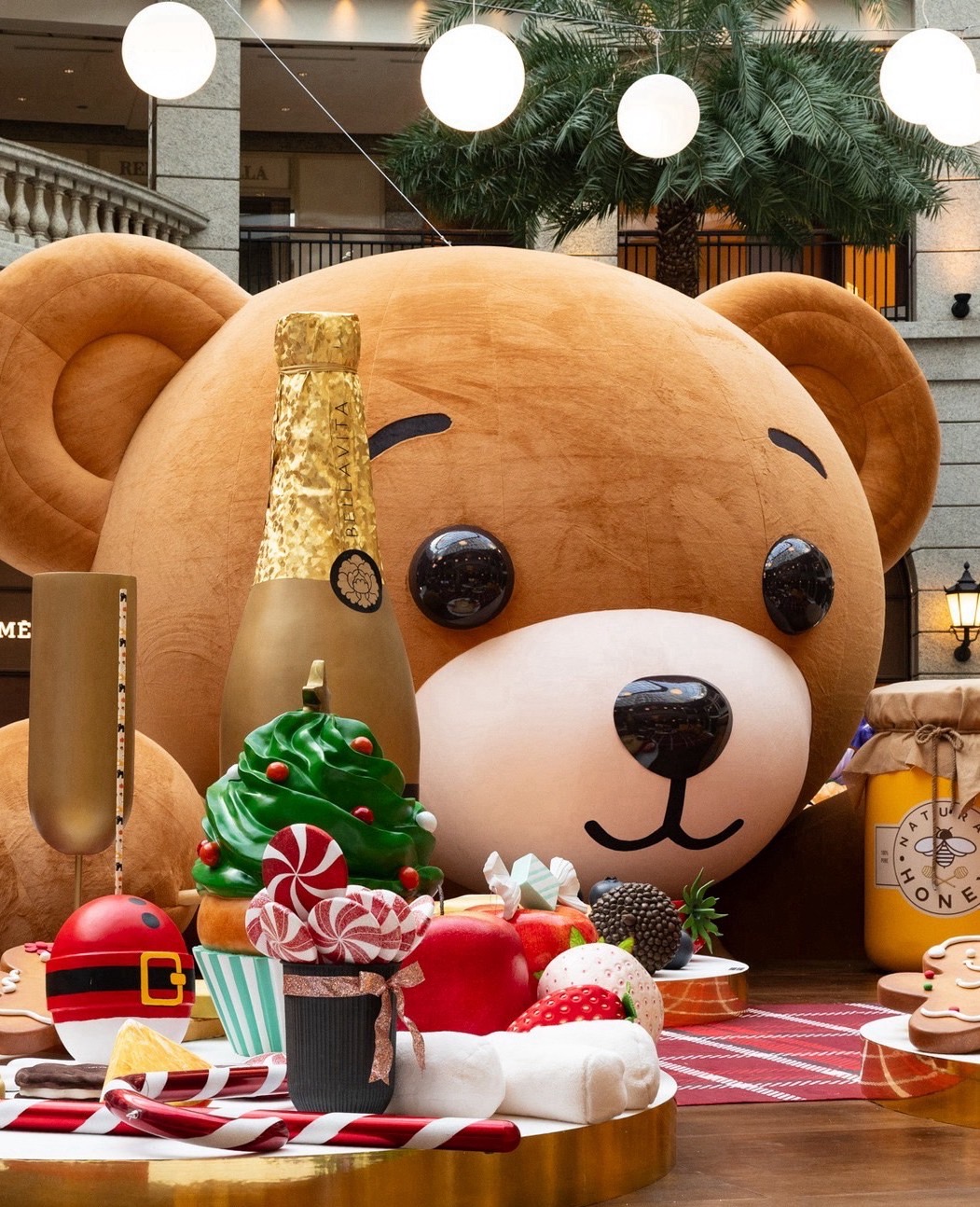 貴婦百貨聖誕小熊 Bello Bear亮相！太萌了誰能不愛它？巨型耶誕餐桌造景，讓你秒進童話世界