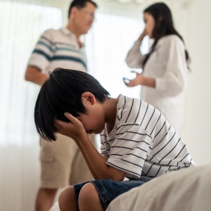 父母吵架，無處可去的孩子被迫承受雙方情緒！要吵先做到這兩件事