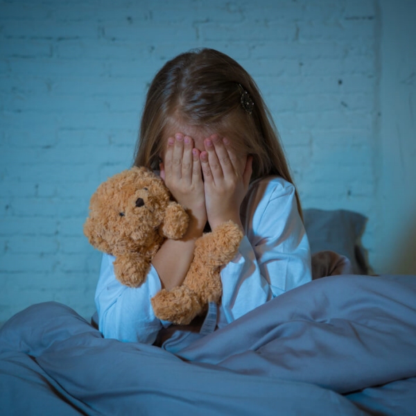 幼童老是做惡夢！爸媽是孩子最安全的港灣，5招協助趕走夢中怪物