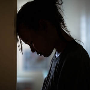 母性是天生的？成為母親就要開啟「無私模式」？這些觀點對深陷絕望的女性來說，既殘忍又不負責任