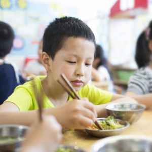 你的孩子中午在學校吃什麼？三年內近7000件疑似食物中毒事件，學校營養午餐亂象多，應儘速訂立專法