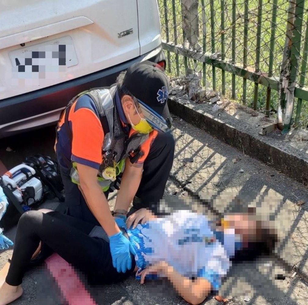 一家四口出遊釀悲劇！疑疲勞駕駛自撞電桿，3個月大女嬰未坐安全座椅，由母懷抱當場無心跳