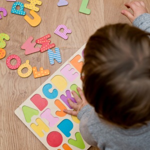 孩子過早學英文、注音符號、背誦詩詞，並非好事！大腦發展有其順序，勉強學將導致焦慮與習得無助感