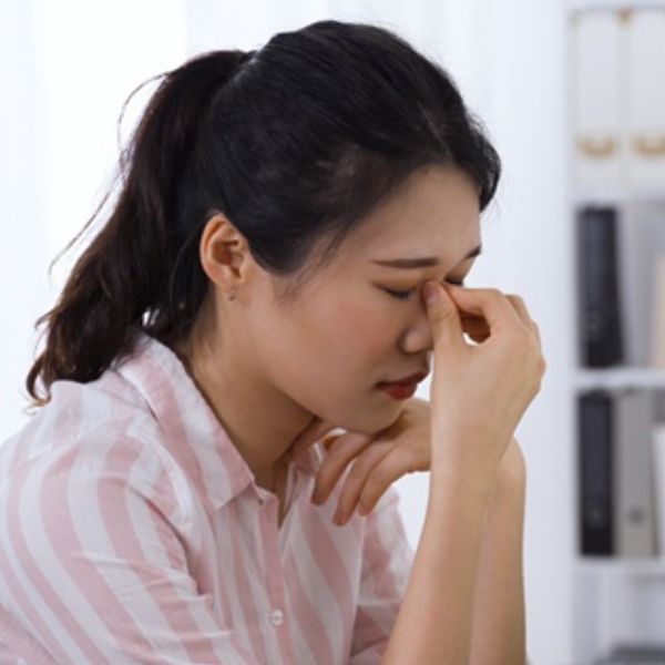 眼睛乾就是乾眼症？能點人工淚液嗎？吃葉黃素有效嗎？醫師解析乾眼症的「4症狀、5緩解方法」