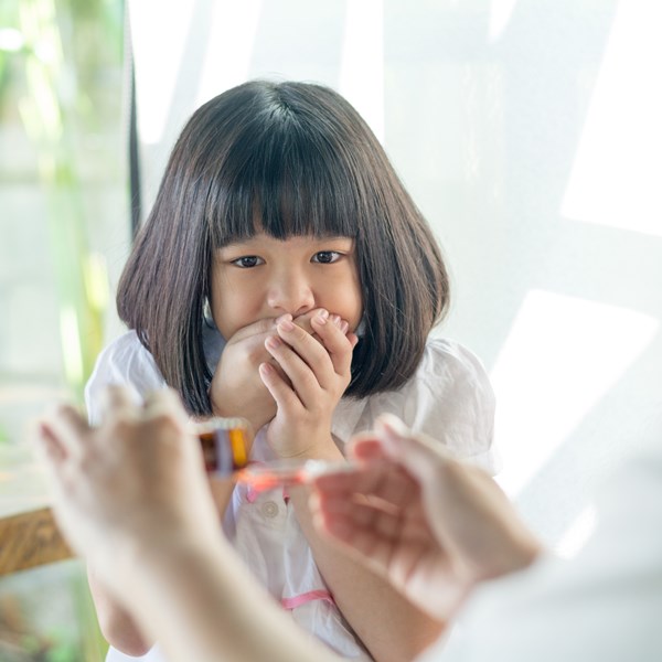 幼兒園老師也怕餵錯藥，請父母務必遵守託藥規定！落實「生病者不入園」需要配套措施