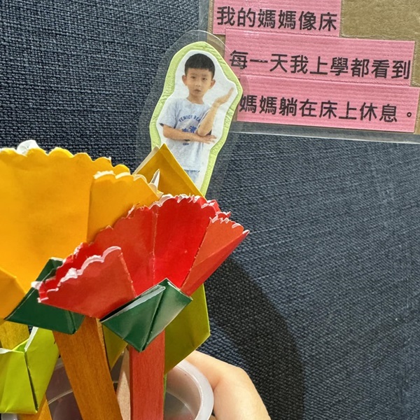 兒母親節賀卡寫「我的媽媽像張床！」氣得媽媽血壓飆高邀網友們比慘