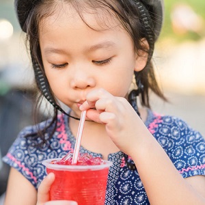 九成兒童一周喝一杯手搖飲！小心含糖飲料造成肥胖、影響身高，3 大危害一次看