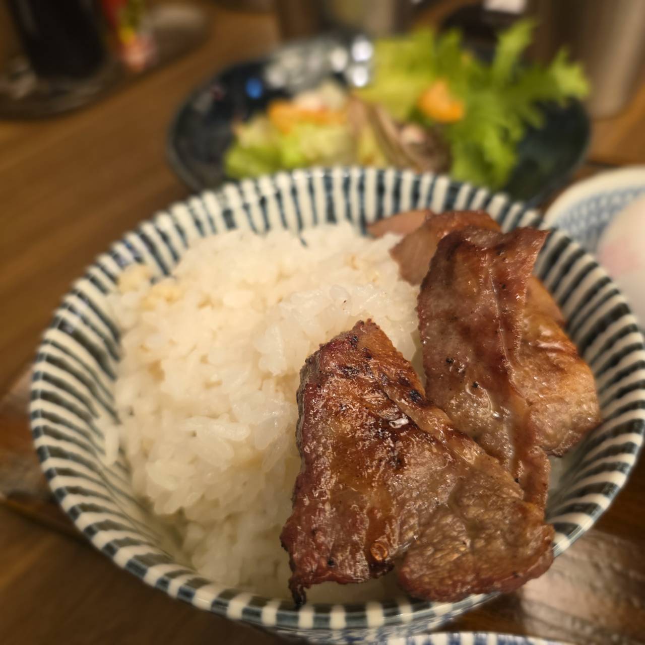 日本仙台知名炭火牛舌名店「東山牛舌」正式登台！不必飛日本，就能在信義 Dream Plaza 享用被譽為「牛舌界天花板」的極致美味