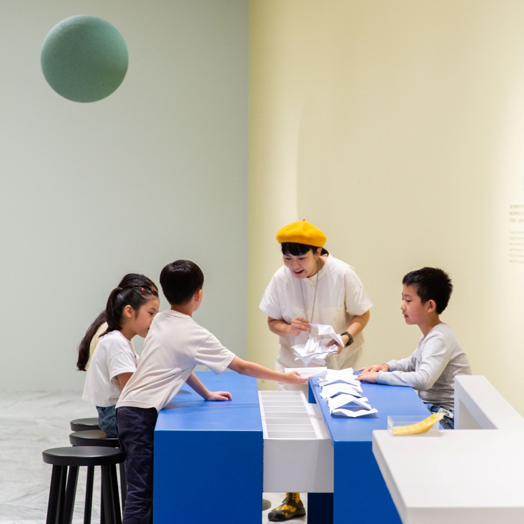 週末天氣濕冷要帶孩子去哪放電？30元銅板價超值體驗北美館 「空間的一堂課：點線面」互動體驗展