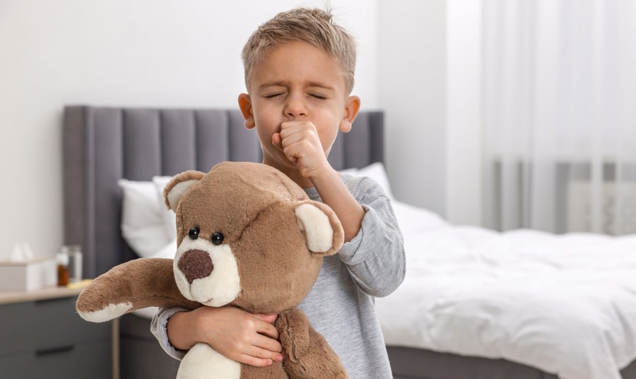 氣溫急凍8度！東北季風今晚強襲，明晨最冷15度，爸媽這樣做最不容易著涼