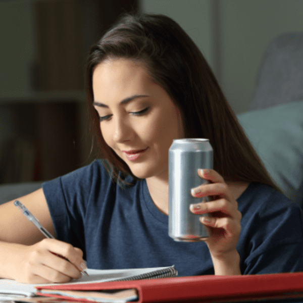 超商「能量飲料」不能亂喝？小心●罐就恐傷心血管！怎麼喝才對？醫師告訴你：喝前先看懂「這2大成分」