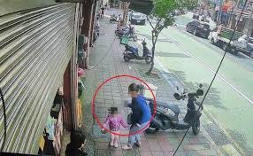 桃園3歲女童當街遭刺！情緒不穩婦人買手搖飲起衝突，小刀攻擊媽媽不成，轉刺女兒背