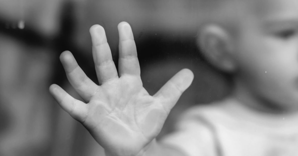 台中2歲女童8樓墜落，兒童加護病房搶命中，意外發生時母親在家，高樓防護不可輕忽