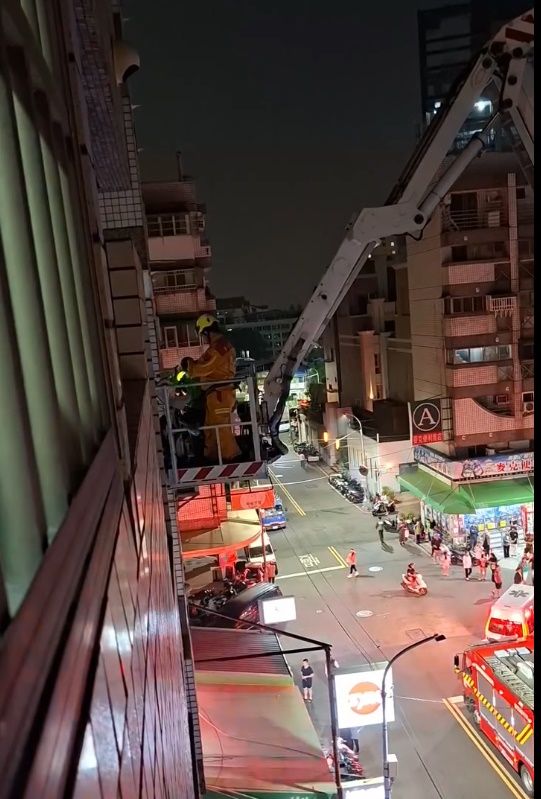 別以為他在寫作業！台中男童「翻窗撿物」命懸5樓，媽媽崩潰手抖拉著...鄰居驚恐吼：是你家小孩掉下去了嗎？
