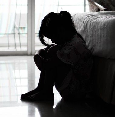 屏東獸父朝女兒伸狼爪還辯「我在做夢」！母冷回「喝酒才這樣」逼噤聲，法院裁准延長安置