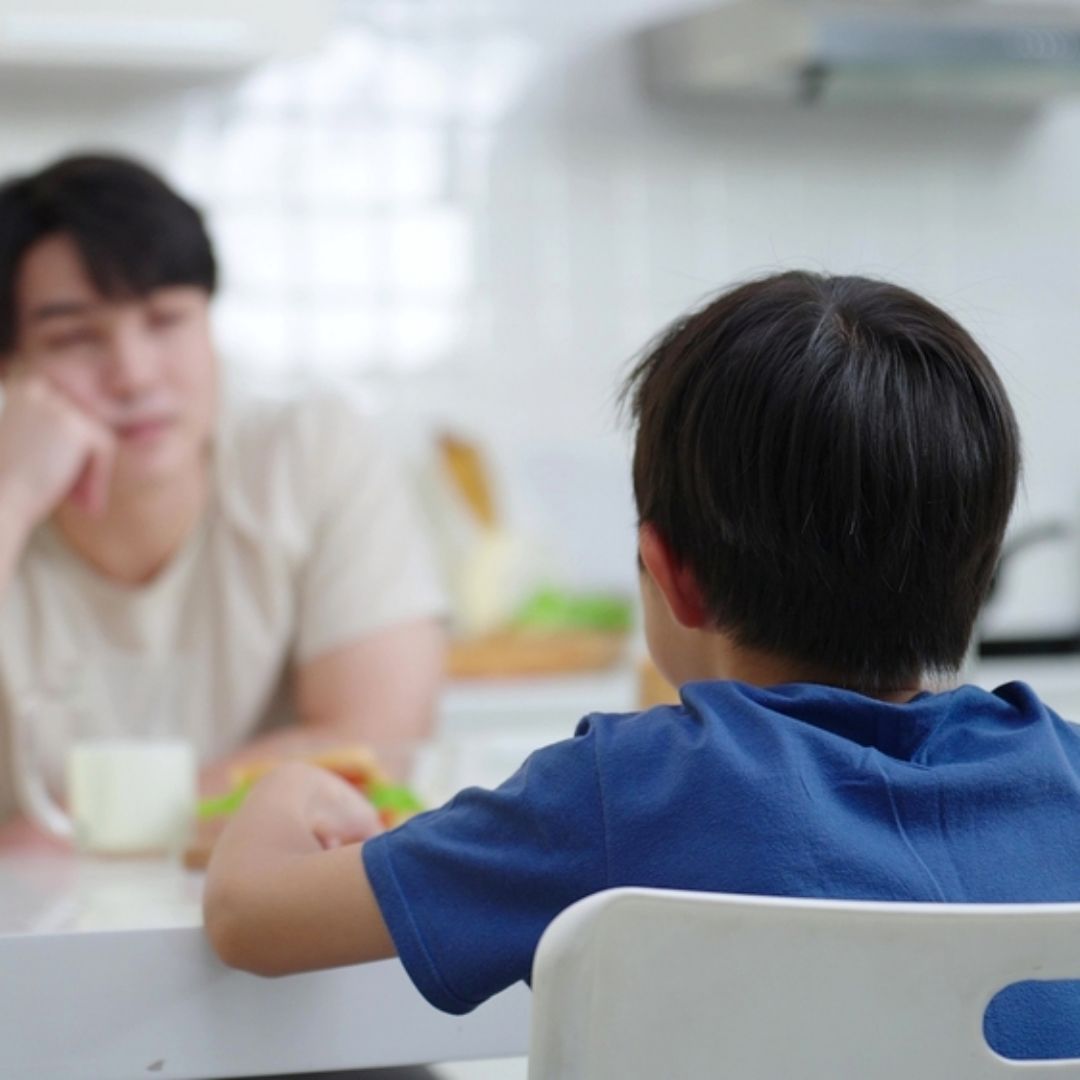 當控制被誤認為愛，你不聽話就冷臉：控制型父母如何影響成年子女的一生
