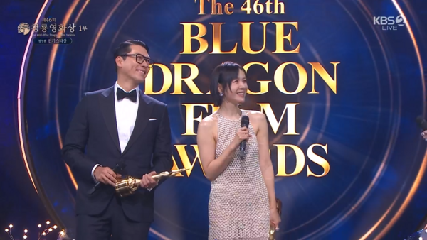 玄彬、孫藝真青龍獎「只能一人得獎？」夫妻倆異口同聲：是我！結果兩人雙封帝后，玄彬緊抱老婆20秒才上台