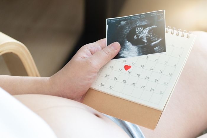 胎兒在子宮內聽得到聲音嗎？研究證實：「寶寶能分辨母語的節奏、音調，甚至在出生後記住熟悉的聲音」