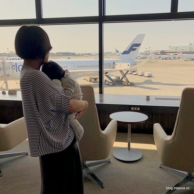 【推車帶你去旅行】帶新生兒搭乘長途班機，推車上機、媽媽包收納超實用分享！
