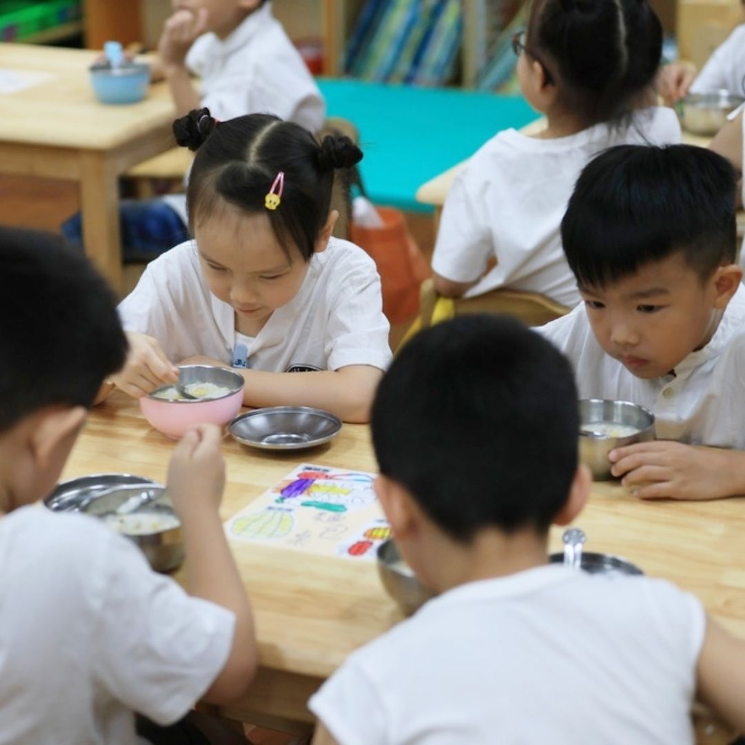 台北市國中小營養午餐將全面免費，每餐可達80元以上，不鼓勵家長額外加價