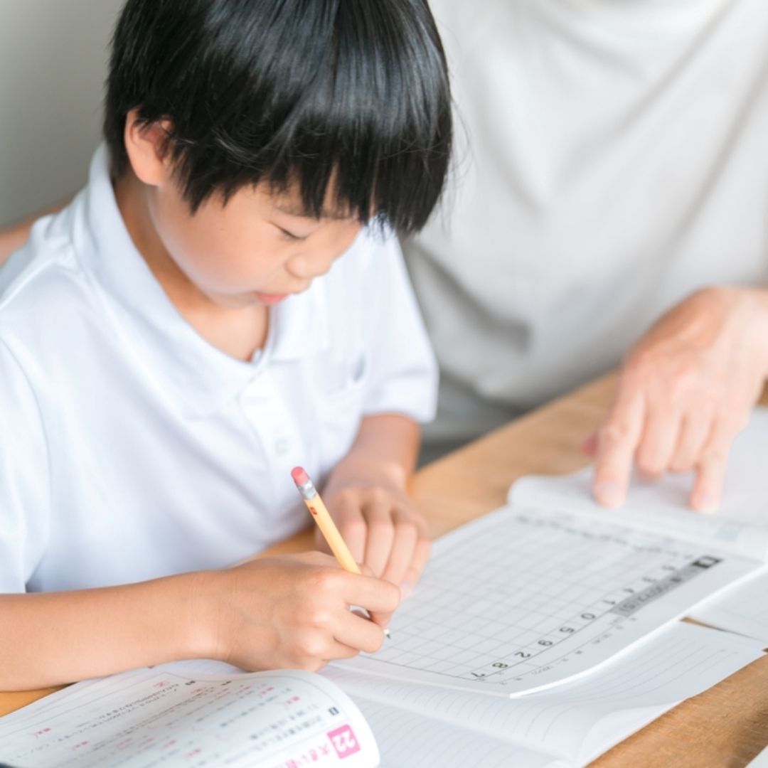 你會陪著著孩子寫作業？過度監督反而削弱學習動機