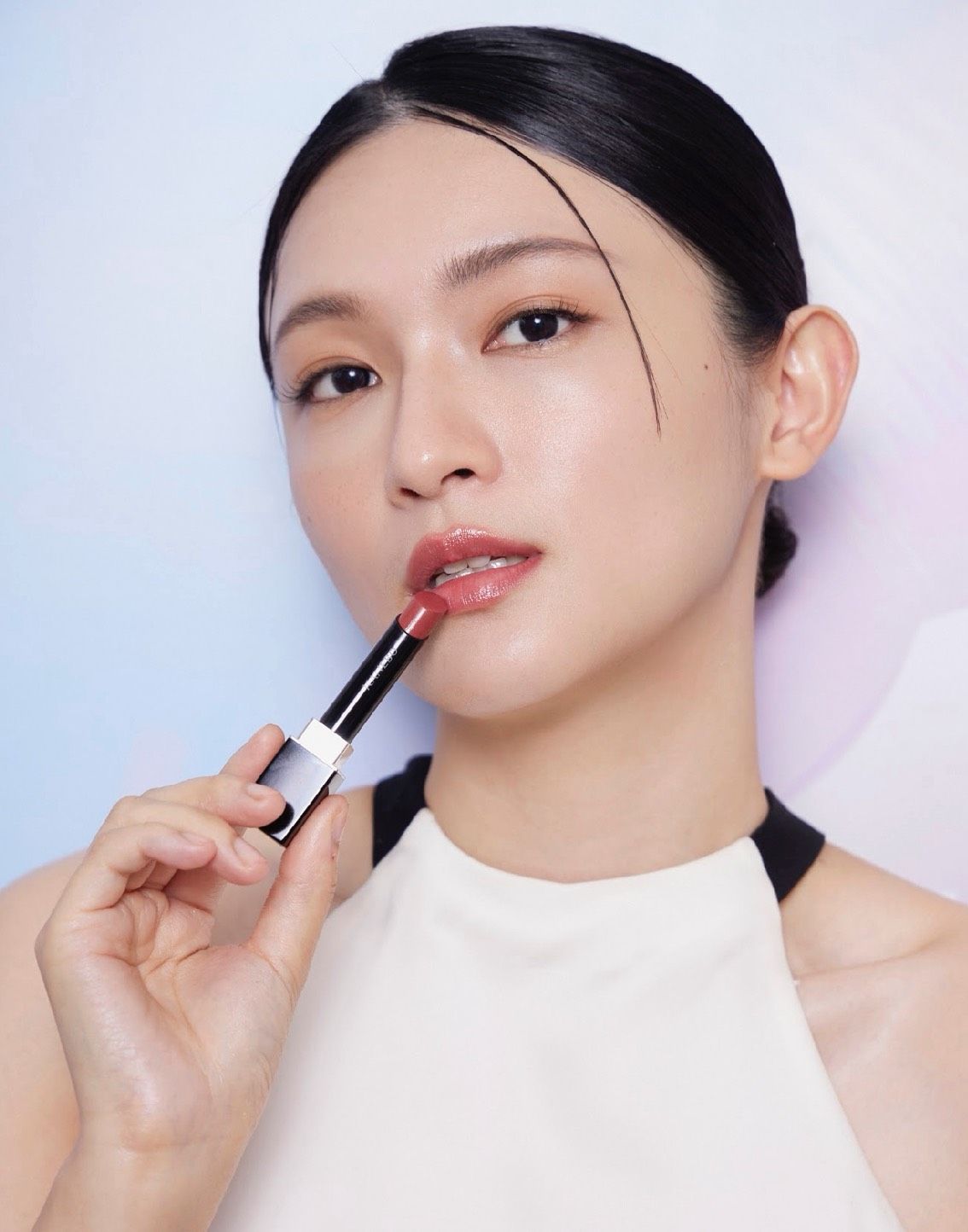 媽媽化妝包換季清單快筆記！KANEBO潤光霜、薰衣草蜜粉與持色唇膏，秋冬超心動質感法寶，忙一整天也維持好氣色