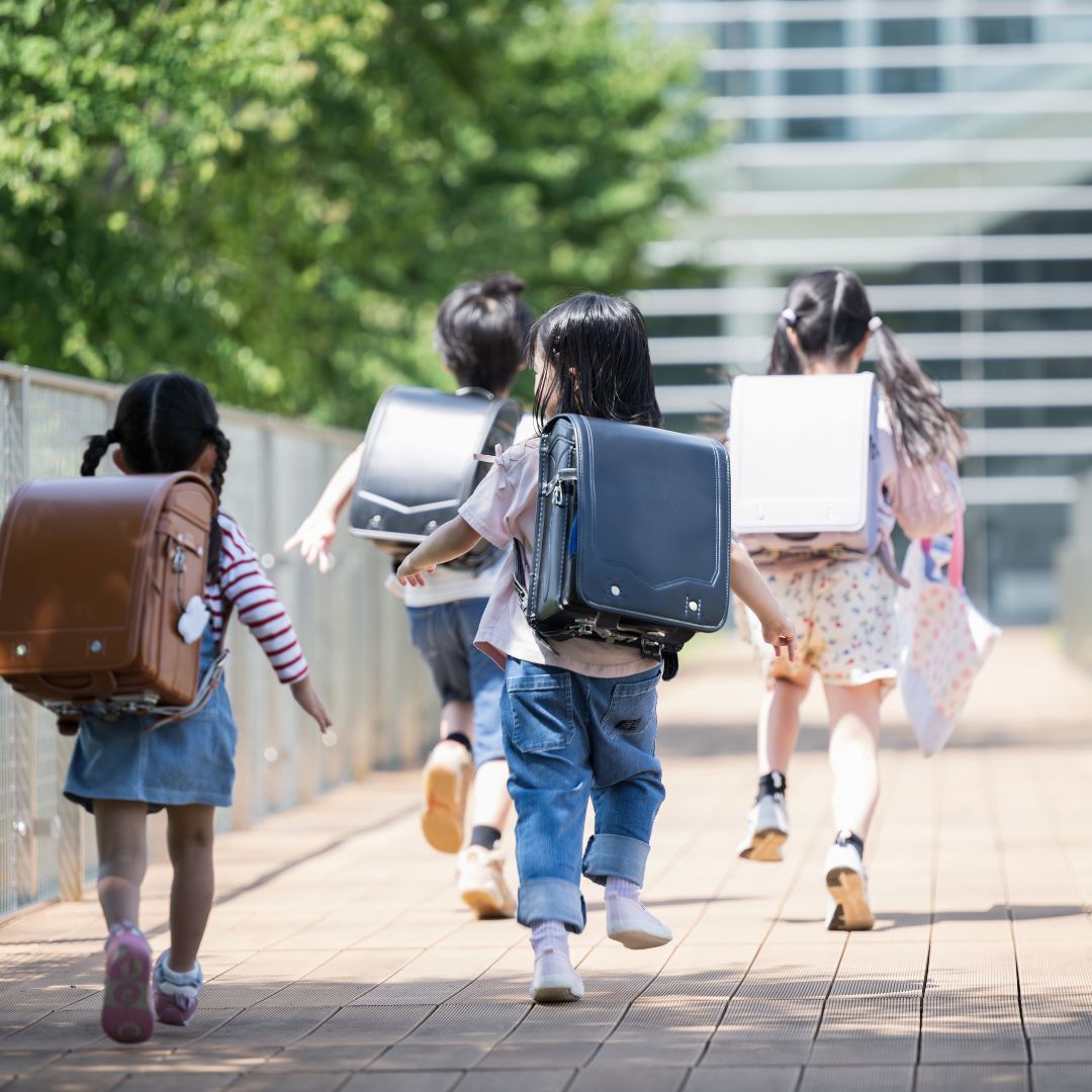 孩子比大人更懂AI，還要教什麼？英國AI教育專家奈特：「很會用」不代表有判斷力，培養AI素養掌握4法則