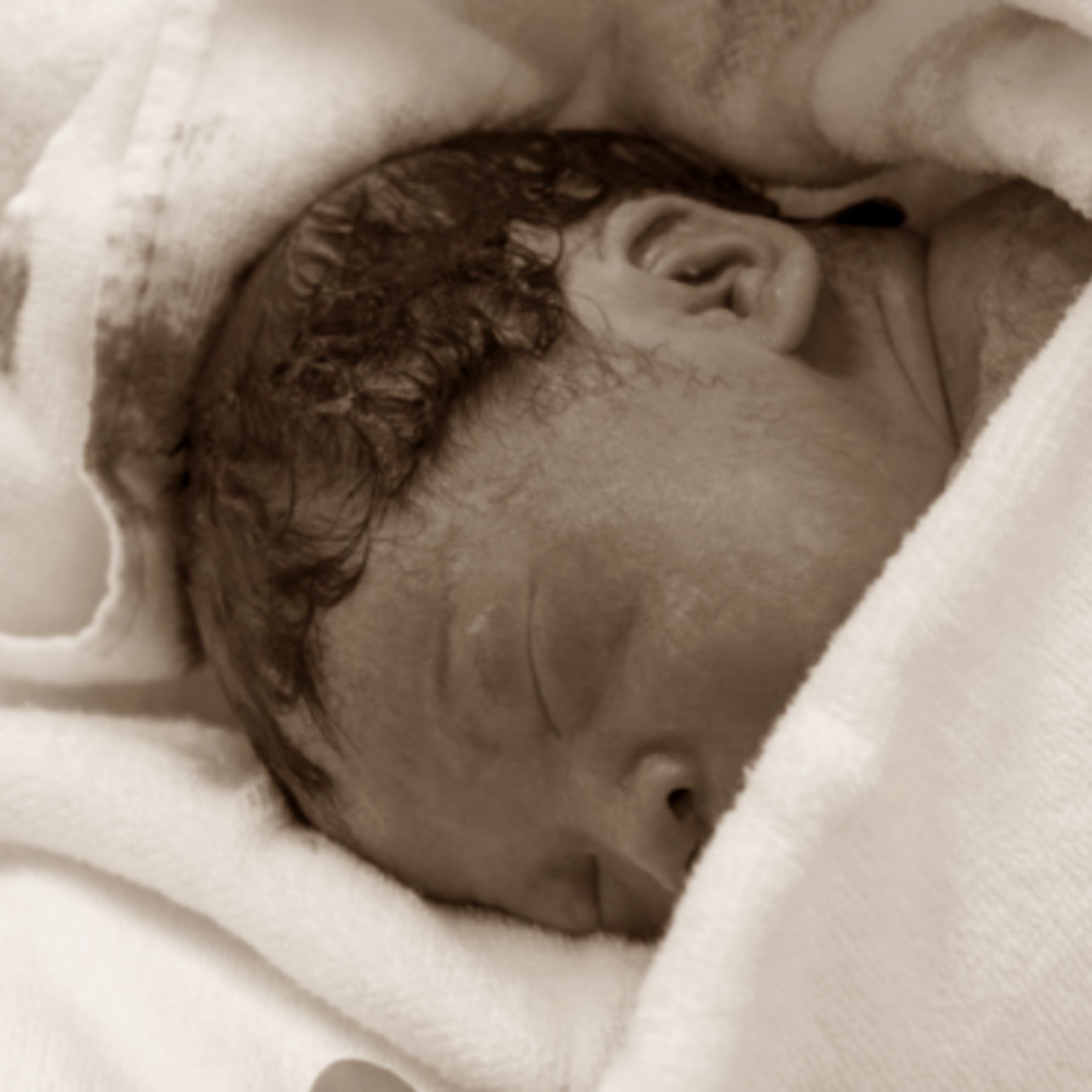 苗栗孕婦急產！肚痛上廁所，男嬰掉進馬桶中，臉朝上保命。急產風險高，準媽咪請注意4前兆