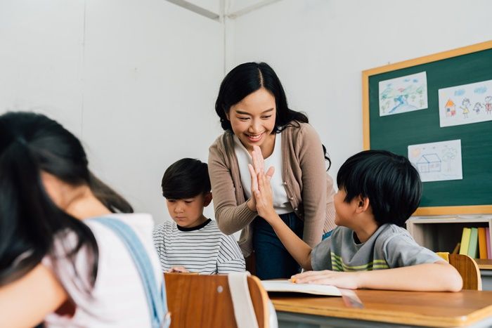 當老師累了：從高雄國小老師墜樓憾事，看爸媽可以如何接住高壓下的「老師」