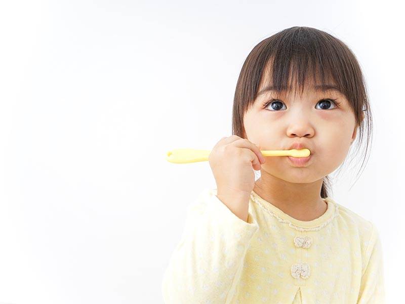 「乳牙蛀掉沒關係，反正還會換牙？」小兒科醫生：寶貝的第一顆乳牙冒出就要開始刷牙！