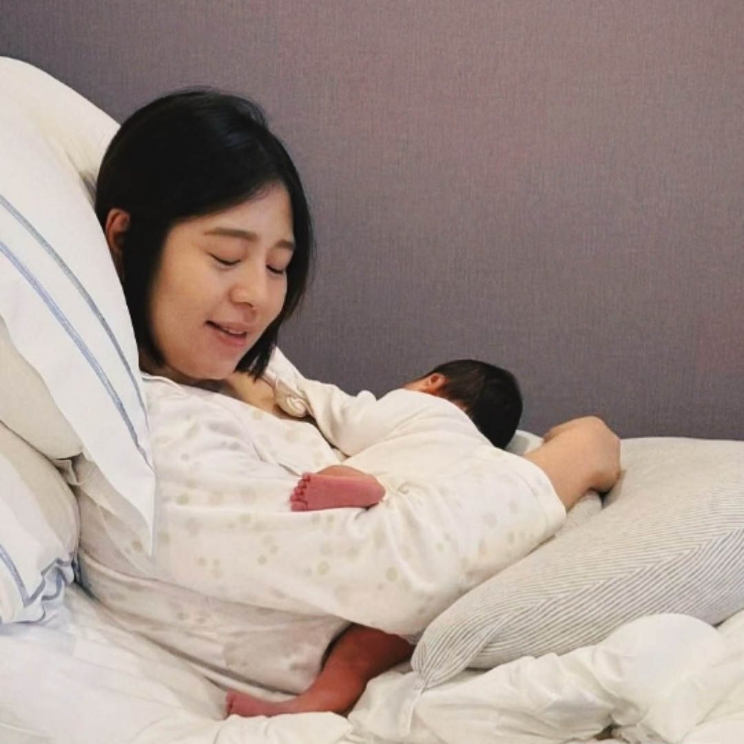 劉品言順利產女，甜曝「臉圓圓鼻子高」，一家三口報喜收祝福