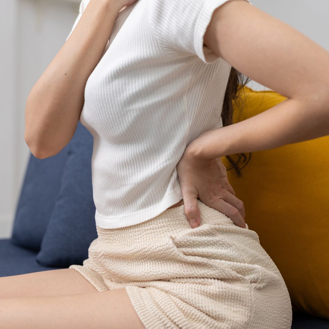 做很多運動仍消不掉小腹？教練揭「抬一側手臂就能解」：關鍵在坐姿